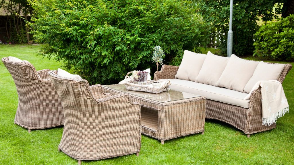 4 Reasons That Make Teak Ply an Ideal Choice for Lawn Furniture